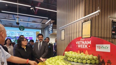 Các loại trái cây tươi của Việt Nam được trưng bày tại chuỗi siêu thị Lulu tại Dubai.