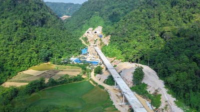 Một đoạn công trường thi công cao tốc Đồng Đăng - Trà Lĩnh. 