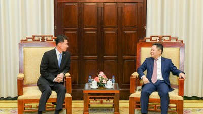 Phó Thống đốc Nguyễn Ngọc Cảnh (phải) trao đổi cùng ông Chang Min Young - Chủ tịch kiêm Tổng Giám đốc IBK. 