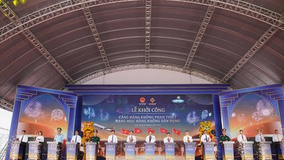 Các đại biểu thực hiện nghi thức bấm nút khởi công Dự án Cảng Hàng không Phan Thiết, tỉnh Lâm Đồng. Ảnh: Hạ Chúc