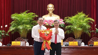 Ông Đồng Văn Thanh, Ủy viên BCH Trung ương Đảng, Phó Bí thư Thường trực Thành ủy, Chủ tịch HĐND TP. Cần Thơ tặng hoa chúc mừng ông Lê Công Lý (bên trái)