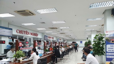 Người dân, doanh nghiệp làm thủ tục hành chính tại Trung tâm hành chính công thành phố Đà Nẵng. Ảnh: Linh Đan