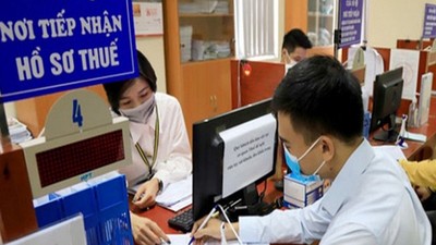 Hướng dẫn người dân khai thuế.