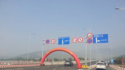 Tuyến đường ven biển kết nối cảng Liên Chiểu vừa thông xe kỹ thuật có ý nghĩa quan trọng trong việc phát triển logistics của thành phố Đà Nẵng trong thời gian tới. Ảnh: Linh Đan