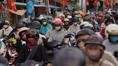 Ngày cuối nghỉ lễ, người dân ùn ùn trở lại TP.HCM qua nhiều cửa ngõ 