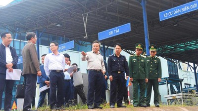Phó Chủ tịch UBND tỉnh Quảng Trị Lê Đức Tiến (thứ tư từ phải ảnh) kiểm tra hạ tầng Cửa khẩu Quốc tế La Lay