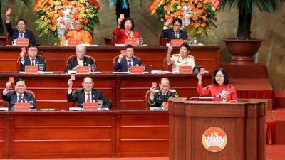 Ủy viên Bộ Chính trị, Bí thư Trung ương Đảng, Chủ tịch UBTƯ MTTQ Việt Nam Bùi Thị Minh Hoài và các đại biểu tiến hành biểu quyết tại Đại hội. Ảnh: Quang Vinh.