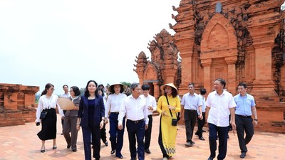 Các đại biểu kiểm tra thực địa tại Làng Văn hóa - Du lịch các dân tộc Việt Nam.