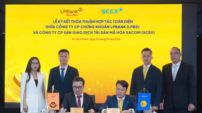 Đại diện LPBS (trái) và đại diện SCEX (phải) thực hiện ký kết thỏa thuận hợp tác.