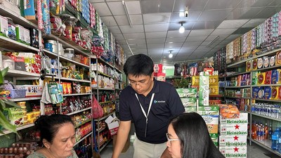 Cán bộ Thuế Đà Nẵng hướng dẫn các hộ kinh doanh kê khai, thực hiện nghĩa vụ thuế. Ảnh: Quốc Việt
