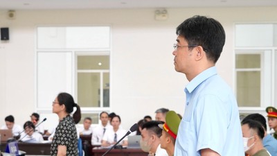 Bị cáo Lê Hoàng và vợ là cựu Cục trưởng Cục An toàn thực phẩm Trần Việt Nga đứng trước bục khai báo.