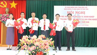 Ban Quản lý Khu kinh tế Phú Yên trao các quyết định chấp thuận chủ trương đầu tư, giấy chứng nhận đăng ký đầu tư cho các nhà đầu tư.