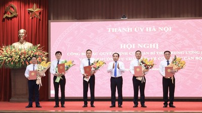 Bí thư Thành ủy Hà Nội Trần Đức Thắng trao các quyết định công tác cán bộ