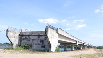 Một số dự án ở phía Đông tỉnh Quảng Ngãi gặp vướng mắc trong công tác giải phóng mặt bằng, ảnh hưởng tiến độ thi công. 