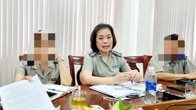 Bà Nguyễn Thị Phương Lan, nguyên Chi cục trưởng Chi cục THADS TP .Đồng Hới (ở giữa) trong một lần trả lời báo chí. Ảnh: Hoàng Nam
