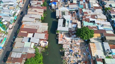 Việc bàn giao mặt bằng không liên tục gây khó khăn cho việc thi công dự án rạch Xuyên Tâm - Ảnh: Lê Toàn