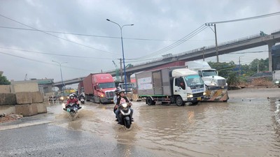 Khu vực nút giao Tân Vạn biến thành "ao nước" lớn sau 1 trận mưa