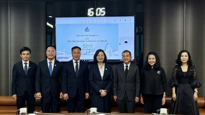 Bà Vũ Thị Chân Phương, Chủ tịch UBCKNN (thứ tư, từ phải sang) và ông Wisit Wisitsora-at, Chủ tịch SEC Thái Lan (thứ ba, từ phải sang) tại buổi làm việc 
