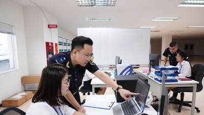 Công chức Hải quan hỗ trợ hướng dẫn doanh nghiệp thực hiện thủ tục hải quan. Ảnh: Đức Thanh.