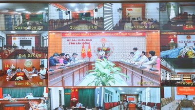 Cuộc họp được kết nối trực tuyến đến các xã, phường. Ảnh: Hạ Chúc 