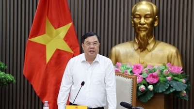 Phó Thủ tướng Thường trực Phạm Gia Túc yêu cầu bảo đảm nguồn cung, chất lượng và quyền lợi người tiêu dùng khi chuyển đổi sang xăng E10 - Ảnh: VGP.