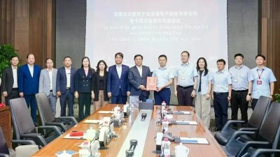 Chủ tịch UBND tỉnh Phú Thọ Trần Duy Đông trao chứng nhận đăng ký đầu tư điều chỉnh cho BYD.