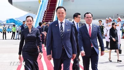 Thủ tướng Thái Lan bắt đầu thăm chính thức Việt Nam và tham dự AFF lần thứ 3 