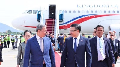Bộ trưởng Bộ Công Thương Lê Mạnh Hùng đón Thủ tướng Campuchia Samdech Moha Borvor Thipadei Hun Manet tại Sân bay quốc tế Nội Bài (Hà Nội). (Ảnh: Minh Đức/TTXVN)