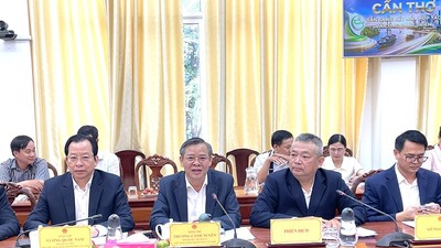 Chủ tịch UBND TP. Cần Thơ Trương Cảnh Tuyên (thứ 2 từ trái sang, hàng đầu) phát biểu tại buổi làm việc