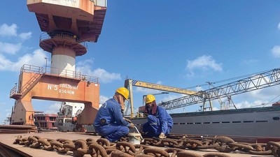 Công nhân Nhà máy đóng tàu Nam Triệu kiểm tra thép vỏ tàu trước khi đưa vào gia công 