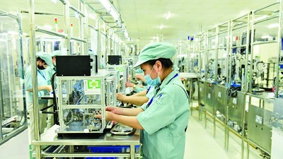 Sản xuất linh kiện điện tử tại nhà máy của Panasonic Việt Nam. Ảnh: Đức Thanh 