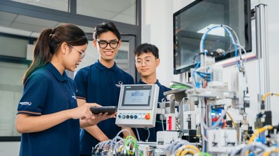 Đến năm 2030, đào tạo, bồi dưỡng tối thiểu 500.000 nhân lực AI và nhân lực triển khai AI trong khu vực công, doanh nghiệp và các ngành, lĩnh vực trọng điểm.