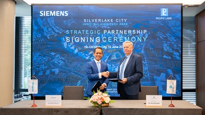 Ông Phạm Thái Lai (trái), Chủ tịch kiêm Tổng giám đốc Siemens khu vực ASEAN và Việt Nam và ông Ole Bollingtoft, Tổng Giám đốc Pacific Land Việt Nam trao biên bản ghi nhớ