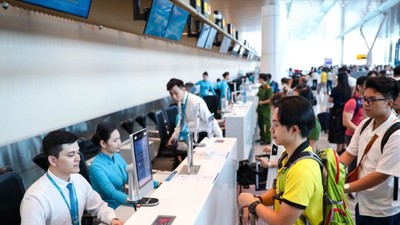 Khách hàng làm thủ tục tại sân bay.