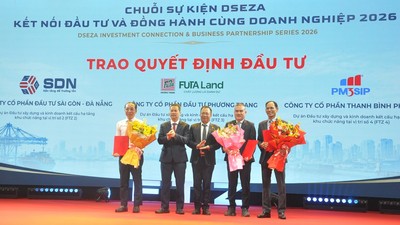 Lãnh đạo TP.Đà Nẵng trao quyết định chấp thuận cho các nhà đầu tư triển khai dự án tại Khu Thương mại tự do.