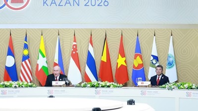 Tổng thống Nga Vladimir Putin và Thủ tướng Lê Minh Hưng cùng Trưởng đoàn các nước tham dự Hội nghị Cấp cao Kỷ niệm 35 năm quan hệ ASEAN - Nga làm việc về hội nhập Á - Âu. (Ảnh: Dương Giang/TTXVN)