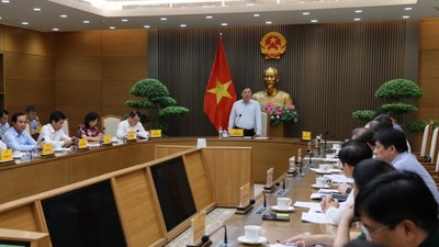 Phó Thủ tướng Thường trực yêu cầu đẩy nhanh tiến độ triển khai các dự án tuyến đường bộ cao tốc Hà Nội - Vientiane và tuyến đường sắt Vũng Áng - Vientiane - Ảnh: VGP