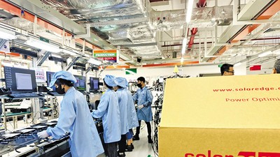 Sản xuất thiết bị điện tại nhà máy của Công ty SolarEdge (Hoa Kỳ) tại Khu công nghệ cao TP.HCM. Ảnh: Lê Toàn