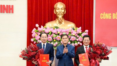 Ông Bùi Văn Khắng, Chủ tịch UBND tỉnh Quảng Ninh trao Quyết định cho ông Nguyễn Việt Dũng, Giám đốc Sở Giáo dục và Đào tạo (thứ nhất từ phải sang) và ông Lê Ngọc Thanh, Giám đốc Sở Văn hóa, Thể thao và Du lịch (thứ nhất từ trái sang).