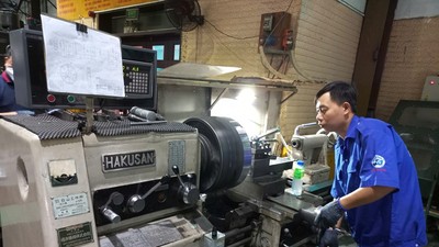 Sản xuất sản phẩm cơ khí chính xác tại một doanh nghiệp tư nhân ở TP.HCM - Ảnh: Lê Quân