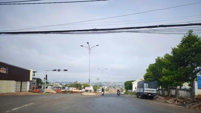 Sau thời gian dài gặp vướng mắc về mặt bằng, với sự vào cuộc quyết liệt của lãnh đạo UBND tỉnh Gia Lai, Dự án Đường Nguyễn Văn Linh đã sắp về đích.