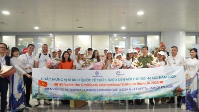 Vị khách du lịch quốc tế thứ 5 triệu đến Hà Nội năm 2026 là bà Piñas Maria Del Mar, quốc tịch Tây Ban Nha.