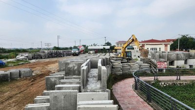 Trong khi chờ nhận được mặt bằng, các nhà thầu thi công cải tạo, mở rộng Quốc lộ 2 tập trung đúc các cấu kiện bê tông để có sản lượng và khối lượng giải ngân. (Ảnh chụp vào ngày 25/11/2025).