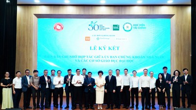 Pinetree cùng với SSI, FiinGroup và lãnh đạo cấp cao của UBCKNN tại lễ ký kết MOU ngày 08/7 giữa UBCK và Đại học Ngoại Thương, Học viện Tài chính.
