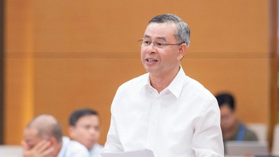 Bộ trưởng Bộ Tài chính Ngô Văn Tuấn trình bày tờ trình dự án luật.