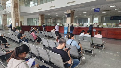 Người dân và doanh nghiệp làm thủ tục thuế tại trụ sở Thuế TP.HCM