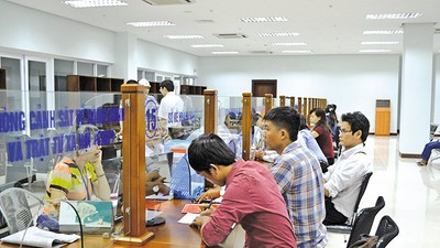 Người dân làm thủ tục hành chính tại Trung tâm Hành chính công TP. Đà Nẵng. Ảnh: Linh Đan