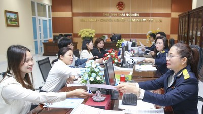 Công chức Thuế tỉnh Thái Nguyên hỗ trợ người nộp thuế thực hiện pháp luật thuế. Ảnh: Đức Thanh