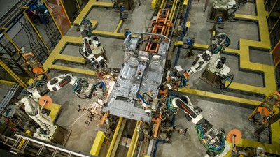 Công đoạn hàn trong dây chuyền lắp ráp ô tô tại Nhà máy Ford Hải Dương. Ảnh: ĐVCC. 