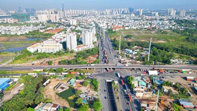 Nút giao Mỹ Thủy đã hoàn thành hầm chui và một phần cầu vượt nhưng còn nhiều hạng mục khác đang vướng giải phóng mặt bằng - Ảnh: Lê Toàn